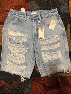 NWT Good American Light Wash Distressed Denim Shorts size 8